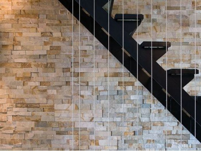 Archisio - Trani Gold Stone - Progetto Parete interna in pietra di trani con listelli rifilati h5cm