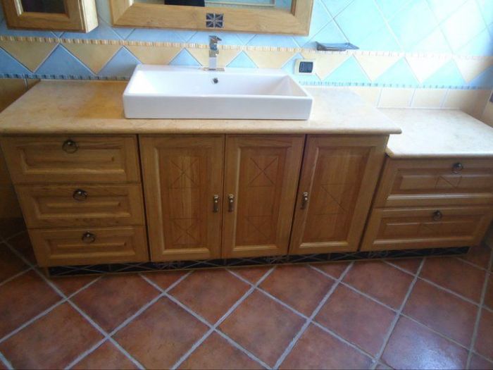 Archisio - Falegnameria Sardano Demurtas - Progetto Mobile bagno in legno rovere