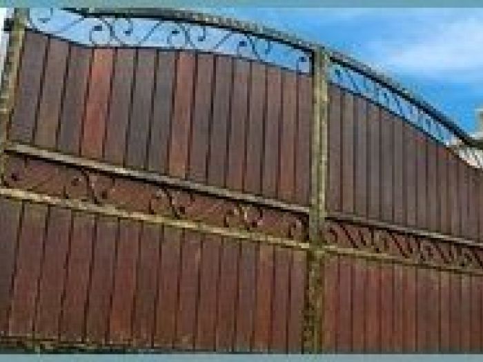 Archisio - Faccini Alessanro - Progetto Si effettua la manutenzione di porte portoni e il ontaggio di serramnti i legno