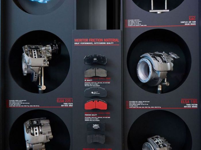 Archisio - Carmadesign srl - Progetto Meritor exhibition vertical display