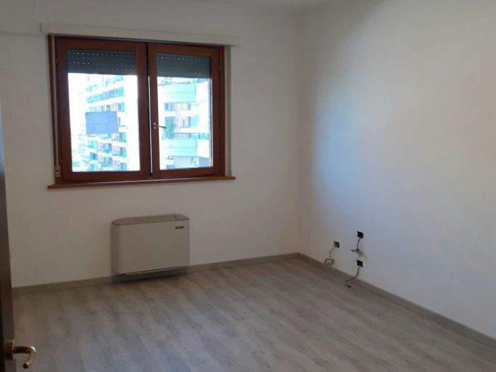 Archisio - Mani Srl Ristrutturazini - Progetto Tinteggiatura e posa in opera pavimento spc appartamento roma zona terrazze del presidente