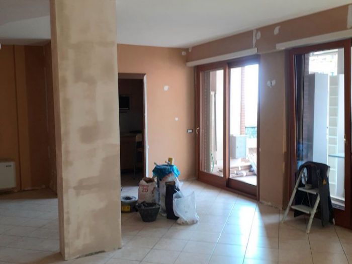 Archisio - Mani Srl Ristrutturazini - Progetto Tinteggiatura e posa in opera pavimento spc appartamento roma zona terrazze del presidente