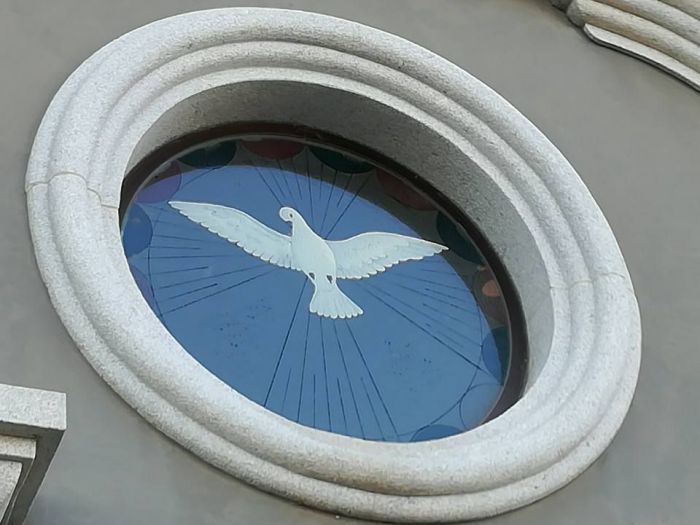 Archisio - Memarm Snc Dei Fratelli Menniti - Progetto Chiesa di un cimitero costruita con lastra di pietra grigio scura e lastra di pietra bianca