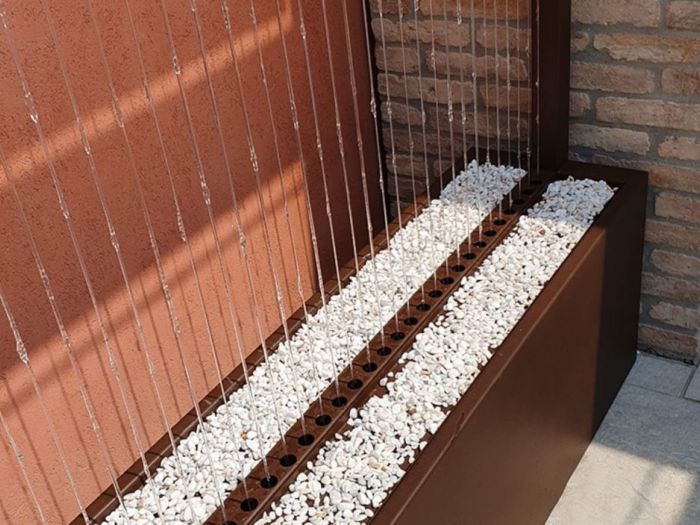 Archisio - Forme Dacqua - Progetto Fili di mylarUna fontana semplice dal sapore minimalista