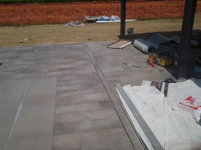 Archisio - Malagrida Group Srl Canalina Infinity - Progetto Piscina esterna - spiaggia antracite