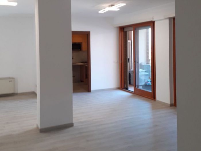 Archisio - Mani Srl Ristrutturazini - Progetto Tinteggiatura e posa in opera pavimento spc appartamento roma zona terrazze del presidente