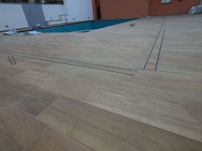 Archisio - Malagrida Group Srl Canalina Infinity - Progetto Spiaggia piscina sorrento con posa in angolo