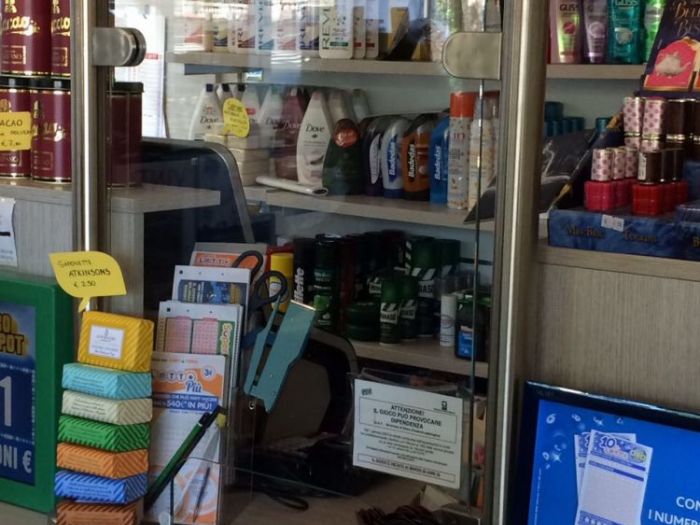 Archisio - Imetallici Di Taverna Andrea Taverna - Progetto Allestimento tabaccheria in cento torino