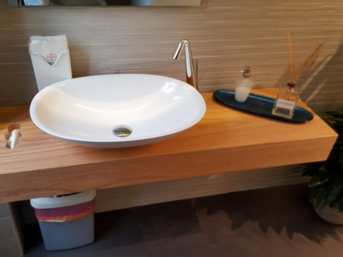 Archisio - Arte Del Legno 86 Snc - Progetto Top bagno in massello di rovere con foro distribuzione kleneex