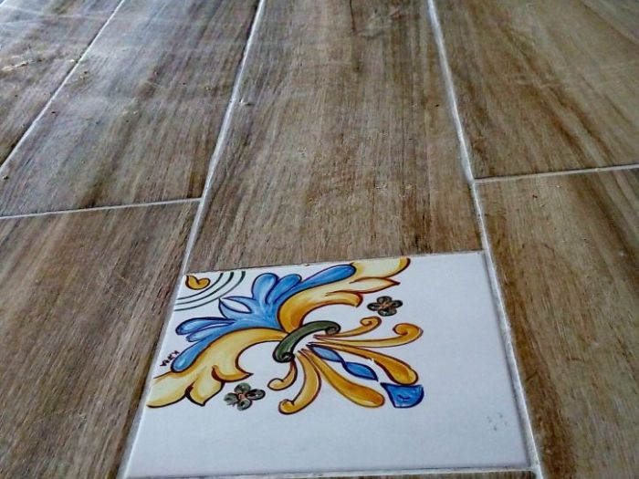 Archisio - Keramosfea Sas Di Alessandra La Spisa - Progetto Pavimentazione in gres porcellanato con inserti in maiolica