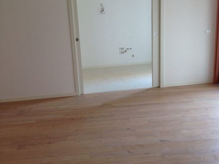 Archisio - Sofim Srl Soluzioni E Finiture Immobiliari - Progetto Sofim Srl fornisce e posa tutti i tipi di pavimenti in legno dal massello nelle varie essenze da levigare e trattare in opera ai vari tipi di prefinito