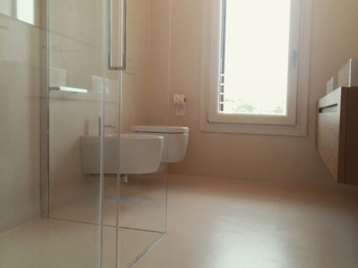 Archisio - Bizzotto Fabio - Progetto Bagno eseguito totalmente in resinaparetipavimento e box doccia