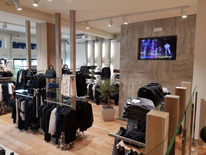 Archisio - Michele Paolin - Progetto Arredamento su misura con taglio e bordatura pannelli sul posto