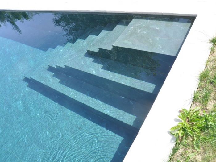 Archisio - Studio Lenzi Associati - Progetto Piscina e spogliatoio in pietra in collina