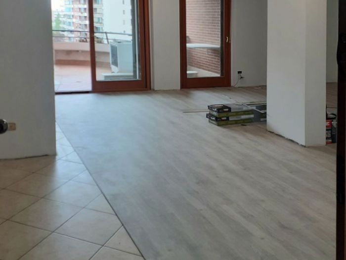 Archisio - Mani Srl Ristrutturazini - Progetto Tinteggiatura e posa in opera pavimento spc appartamento roma zona terrazze del presidente