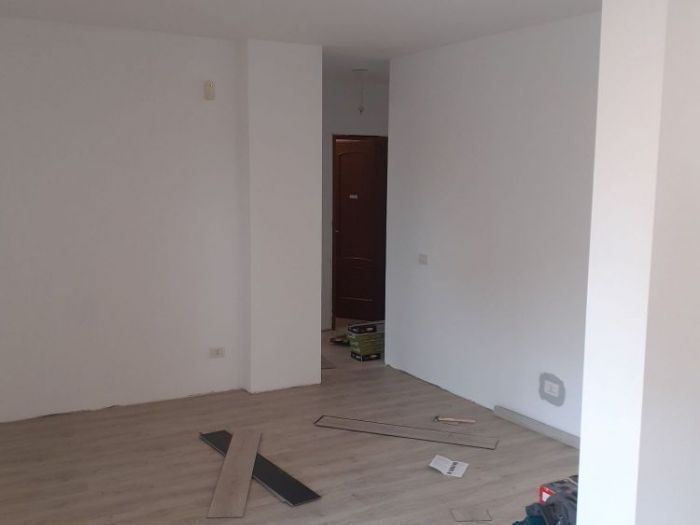 Archisio - Mani Srl Ristrutturazini - Progetto Tinteggiatura e posa in opera pavimento spc appartamento roma zona terrazze del presidente