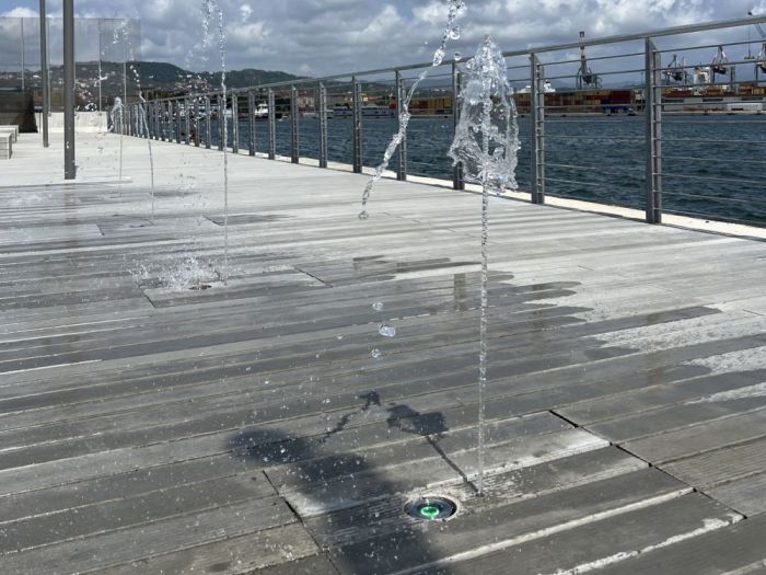 Archisio - Forme Dacqua - Progetto Fontana dinamica a pavimento porta paita porto di la spezia