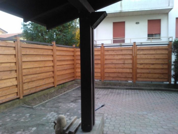 Archisio - Vz Strutture In Legno - Progetto Frangivento in legno di abete massello e colonnine in legno lamellare