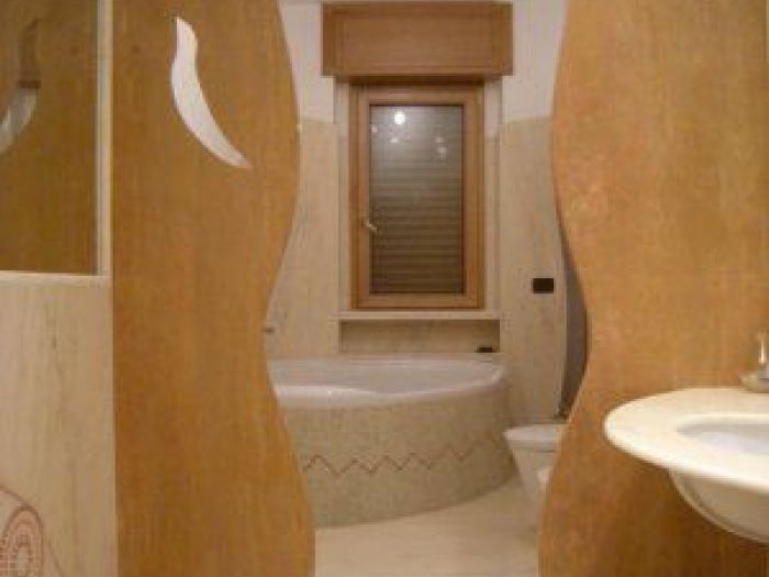 Archisio - Guglielmi Marmi Snc - Progetto Travertino giallo iraniano - decoro bagno lavabo in rosa portogallo rivestimento bagno in giallo reale piatto doccia pavimento bagno