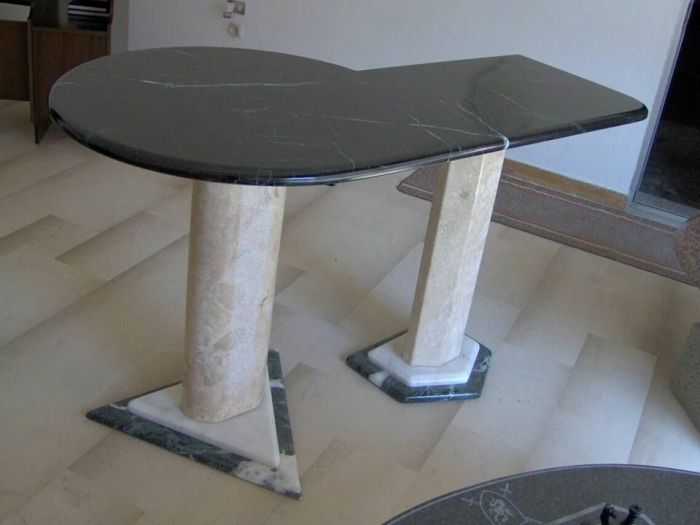 Archisio - Marmista Grillo - Progetto Isola con balcone tavolo tondo e vaso con sfera