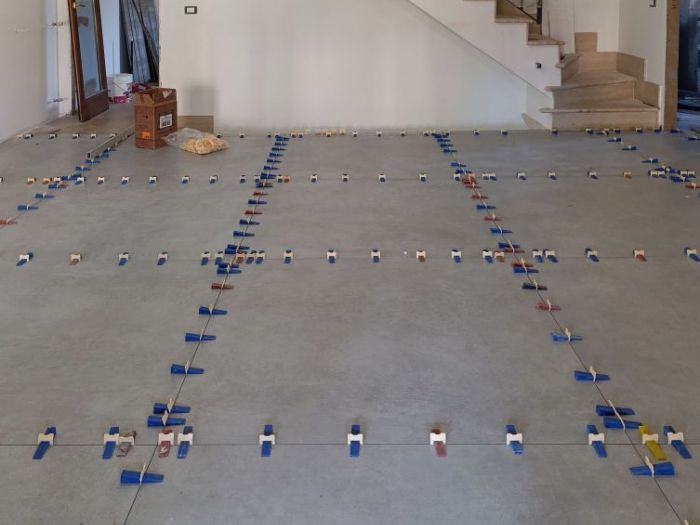 Archisio - Mani Srl Ristrutturazini - Progetto Ristrutturazione salone con parete attrezzata roma Zona axa casalpalocco