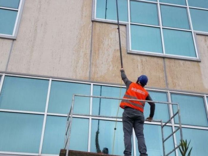 Archisio - General Service srl - Progetto Pulizia di vetri e vetrate