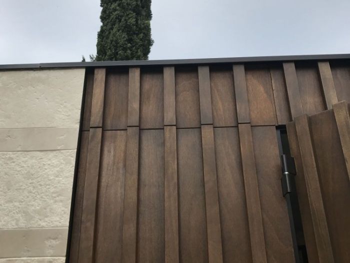 Archisio - Studio Lenzi Associati - Progetto Piscina e spogliatoio in pietra in collina