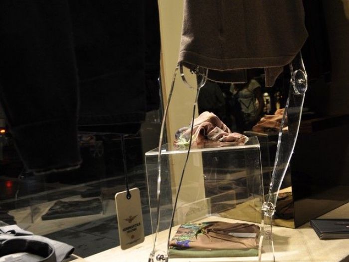 Archisio - Soa Spazio Oltre Larchitettura - Progetto Allestimento vetrina reg