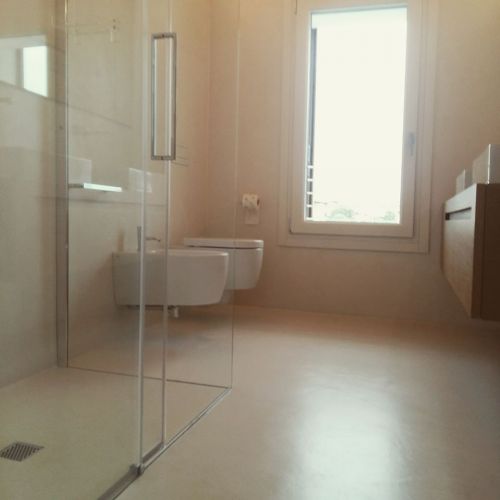 Archisio - Bizzotto Fabio - Progetto Bagno eseguito totalmente in resinaparetipavimento e box doccia