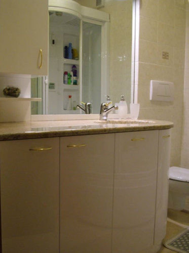 Archisio - Falegnameria Ghezzi Mario C Sas - Progetto Mobile bagno con anta curva e piano in granito