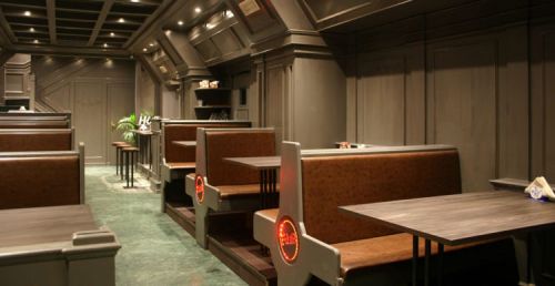 Archisio - Roberto Bardelli - Progetto Tavoli banconi e mobili bar il legno non passa mai di moda