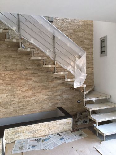 Archisio - Trani Gold Stone - Progetto Parete interna con listelli rifilati in travertino