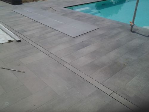 Archisio - Malagrida Group Srl Canalina Infinity - Progetto Piscina esterna - spiaggia antracite