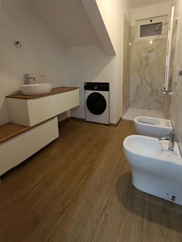 Archisio - Mani Srl Ristrutturazini - Progetto Realizzazione bagno di servizio presso appartamento sito in roma zona acilia