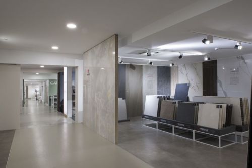 Archisio - Showroom di Ceramiche Appia Nuova - Lazienda ha la sua sede legale ed operativa in roma via appia nuova 1270 Loggetto sociale prevede la vendita di materiali per la costruzione e la ristrutturazione di qualunque ambiente a priv