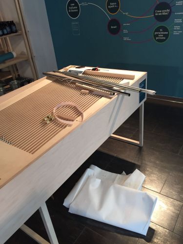 Archisio - Lavoro di Falegnameria Fusetto Arredamenti Dinterni - Entrare in laboratorio e come entrare in una bottega scuola dove lapprendista affianca il maestro appropriandosi giorno dopo giorno di un mestiere che richiede anni di lavoro e dedizione La faleg