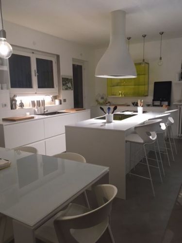 Archisio - Progetto di Elena Rossetti - Vivo e lavoro a roma dove mi occupo di arredamento da circa 18 anni Dal 2000 al 2004 mi sono occupata del layout di materiali per pavimentazione rivestimenti e complementi di arredo per bagno cuci