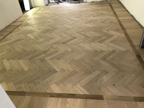 Archisio - Lavoro di Riviera Parquet Snc - Siamo la riviera parquet di genova siamo fornitori e installatori di pavimenti in legno forniamo e montiamo battiscopa