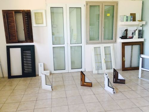 Archisio - Showroom di Mb Marinarinfissi Di Barbara Marinari - Mb marinari infissila famiglia marinari entra nel settore della produzione degli infissi in alluminio nel lontano 1965 quando viene fondata da luigi marinari la omonima ditta luigi marinari