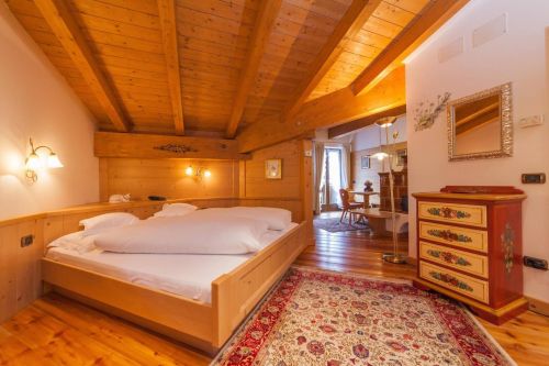 Archisio - Lavoro di Il Centro Arredamenti - Arredamenti esclusivi in legno massello colorati o in tinta color legno di prestigio fatti e eseguiti a mano da maestri del legno lampade tiffay esclusive e una serie svariata di oggettistica per