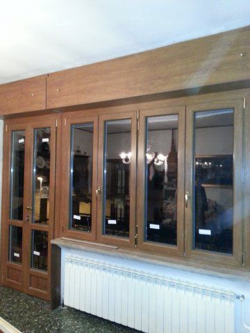 Archisio - Showroom di Edil Sim Serramenti - Edil sim serramenti realizza e installa infissi in pvc porte e portoncini blindati e in pvc cassonetti isolati zanzariere La nostra scelta quella di offrire grande qualit prodotta in europa a