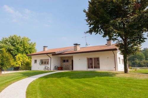 Archisio - Lavoro di Edile Zanola - Tutti i lavori della ditta si rivolgono ad edifici civili commerciali o industriali e hanno ad oggetto perlopi interventi di restauro impermeabilizzazione ricostruzione tetti rifacimento copertu