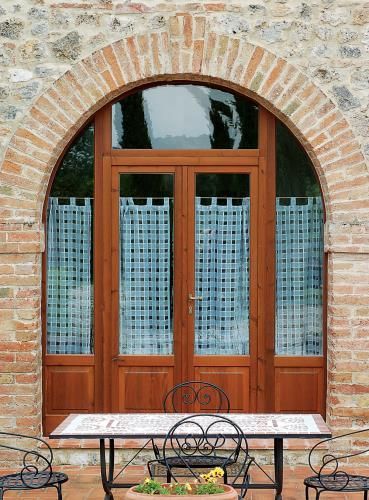 Archisio - Showroom di Falegnameria Cellesi - Conosciuta e affermata in tutto il senese per lassoluta qualit e affidabilit delle sue lavorazioni artigianali la falegnameria cellesi specializzata nella produzione di infissi finestre e