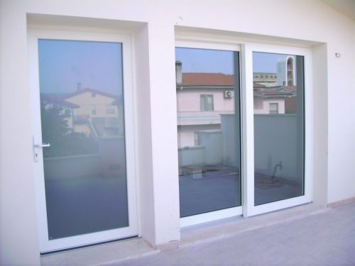 Archisio - Showroom di Alp Srl Serramenti E Infissi - Nata nel 2007 la a L P c Srl accomuna persone con esperienza pluri-ventennale nella produzione di serramenti Oggi progetta commercializza e ne cura la posa in cantiere Scegliendo i migliori