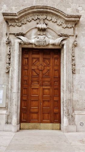 Archisio - Lavoro di Castano Restauro - Dopo un percorso formativo decennale presso una delle migliori botteghe di restauro ligneo di basilicata dopo un ulteriore affinamento delle tecniche presso un artigiano liutaio in francia nasce