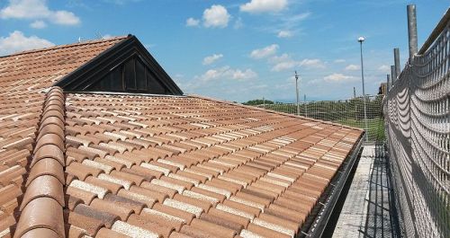 Archisio - Lavoro di Torcutti Denis - In seguito allesperienza decennale acquisita nella ditta paterna operante esclusivamente nel ramo del rifacimento di coperture civili ed industriali la torcutti coperture ha iniziato la sua attiv