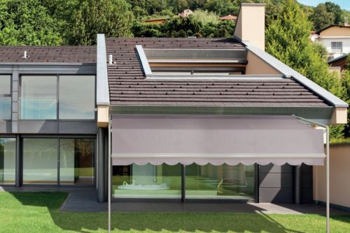 Archisio - Lavoro di Tappezzeria Gozzi - Letizia gozzi la titolare figlia darte la tappezzeria gozzi fondata dal padre narcisio ha avuto la prima sede a porta santi a cesena negli anni 70 del secolo scorso I figli letiz