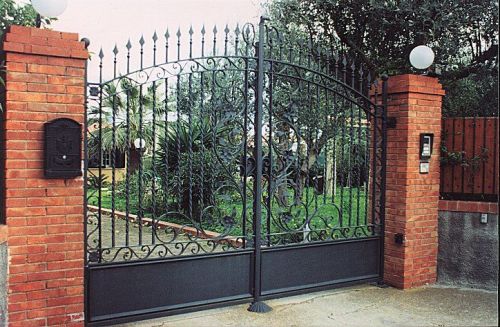 Archisio - Lavoro di Arte In Ferro Battuto Di Santo Marano - Ci occupiamo della lavorazione artigianale in ferro battuto dalla quale grazie alle antiche tecniche come la lavorazione a caldo e la sbattitura a freddo realizziamo diversi oggetti cancelli porto