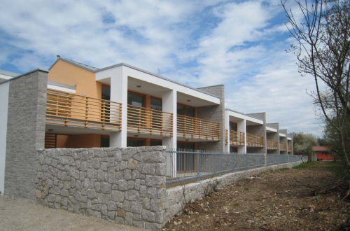 Archisio - Lavoro di Immobiliare Irsara srl - La immobiliare irsara srl fondata nel 2008 nasce mettendo a frutto la trentennale esperienza dei soci nella costruzione di edifici infrastrutture e movimento terra esperienza derivante dalla parte