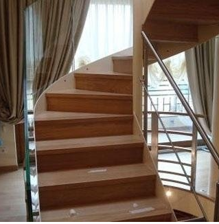 Archisio - Lavoro di Antonucci Fabio Falegname - Il signor fabio antonucci un esperto falegname che opera nel comune di sesto fiorentino nella provincia di firenze effettuando il montaggio la riparazione e il restauro di porte finestre tende